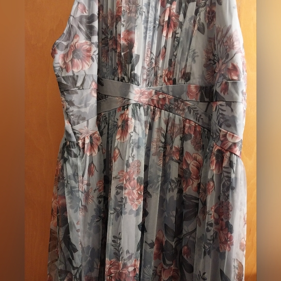 Woman's long dress - Picture 7 of 16